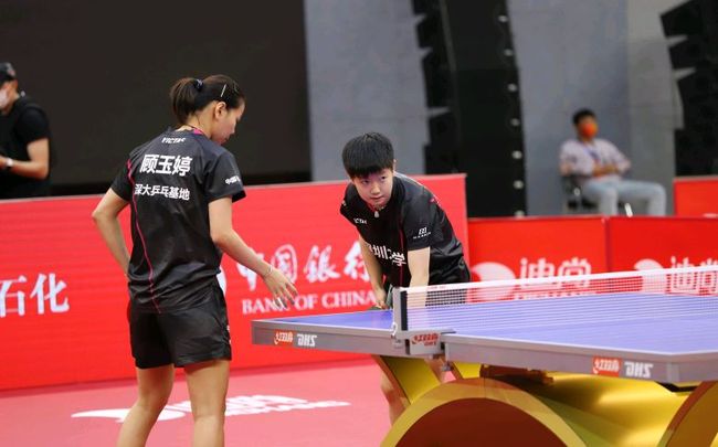 在他效力的 在他效力的